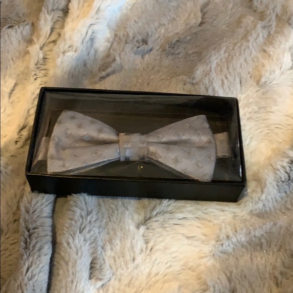 NWT. Van Heusen bow tie - Picture 3 of 4